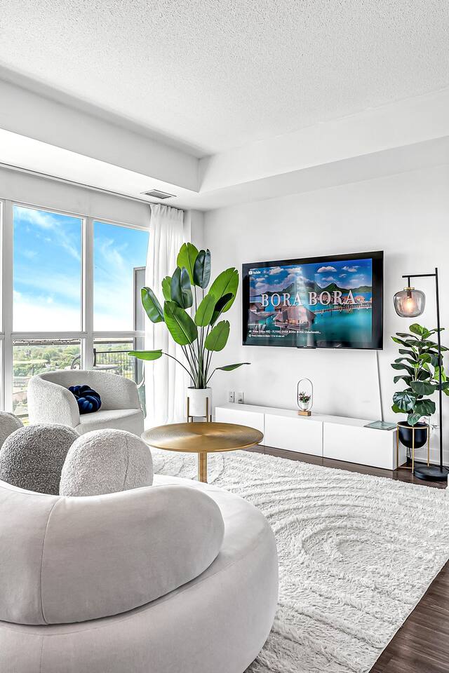Charming lakeview suite + parking