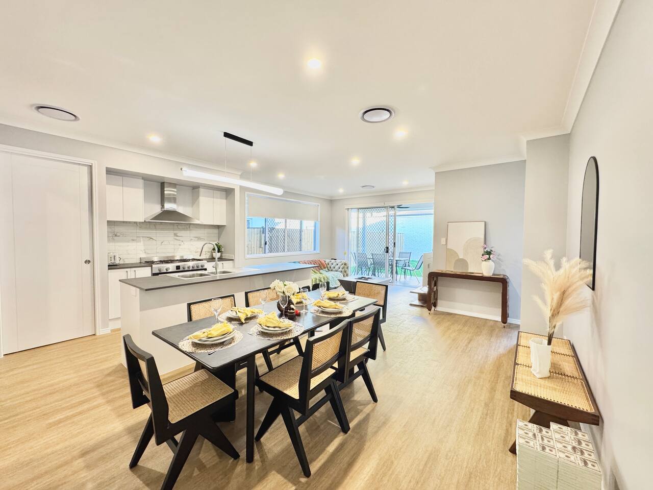 Lux 4-Bed Gem – Near Park & Forest Lake Shopping