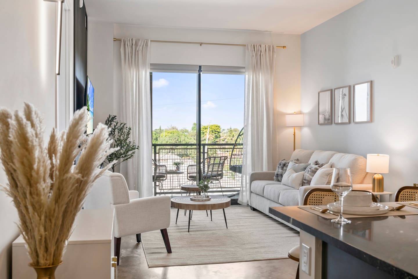 {Blue Haven} ~ Gym ~ Pool ~ Free Parking