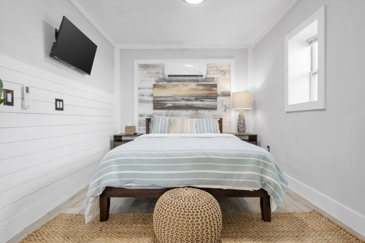 Perfect for 2! Queen Suite - Walk to Beach