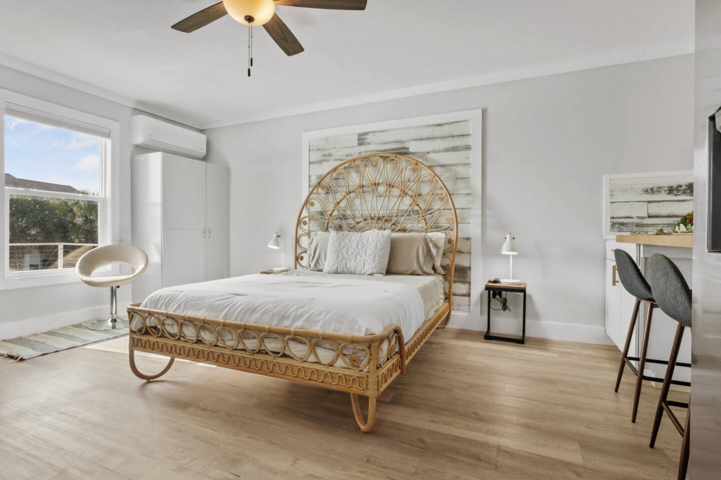 Walk to Beach - Perfect for 2 - Upstairs Suite