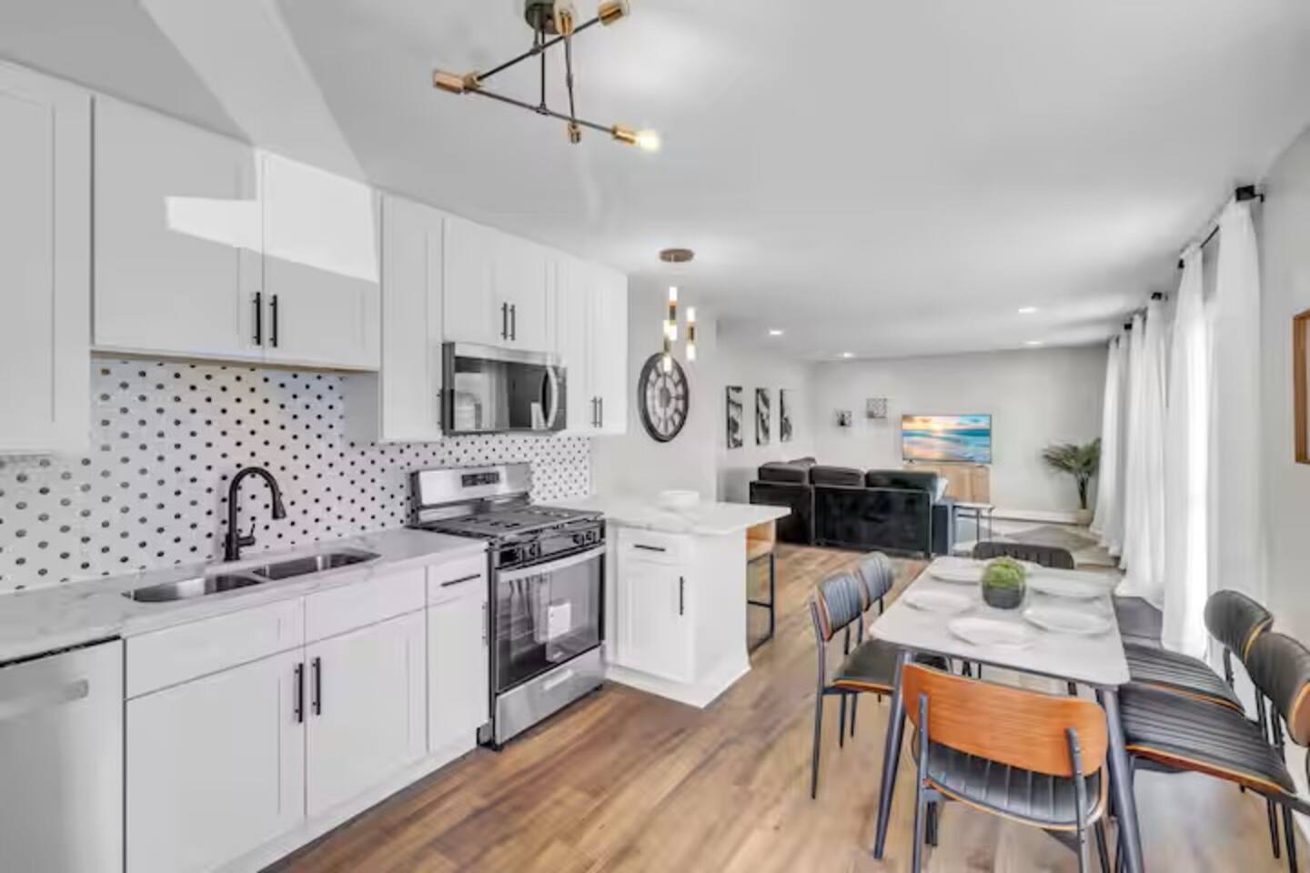 Chic 3BR Retreat • Close to Woodfield & Parks