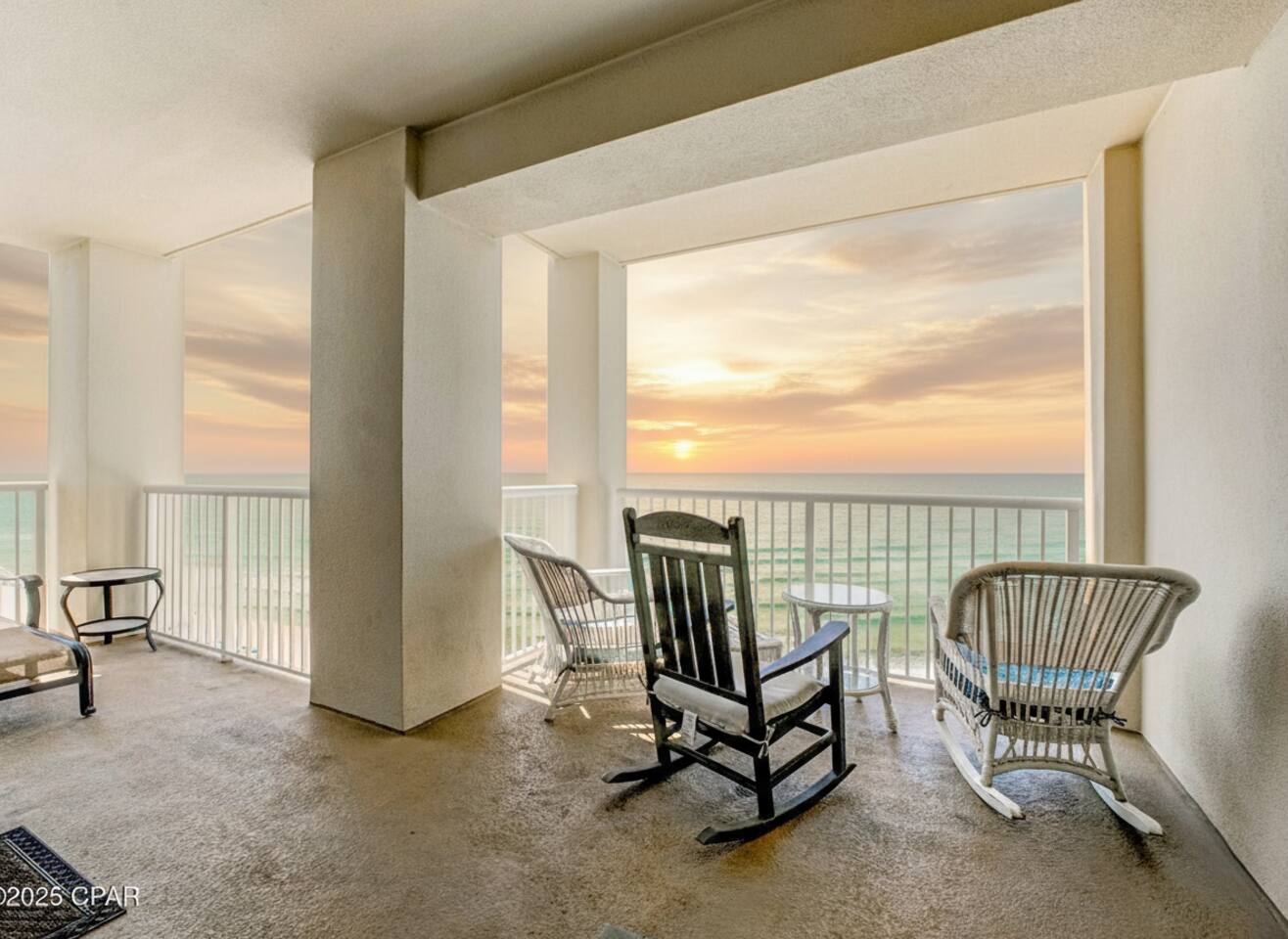 *5-Star* Massive Balcony-Beachfront-Gym-Tiki Bar