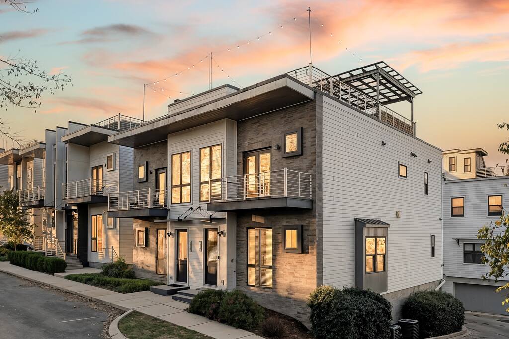 5 min to Broadway! 14 Beds! Rooftop! 180° CityView