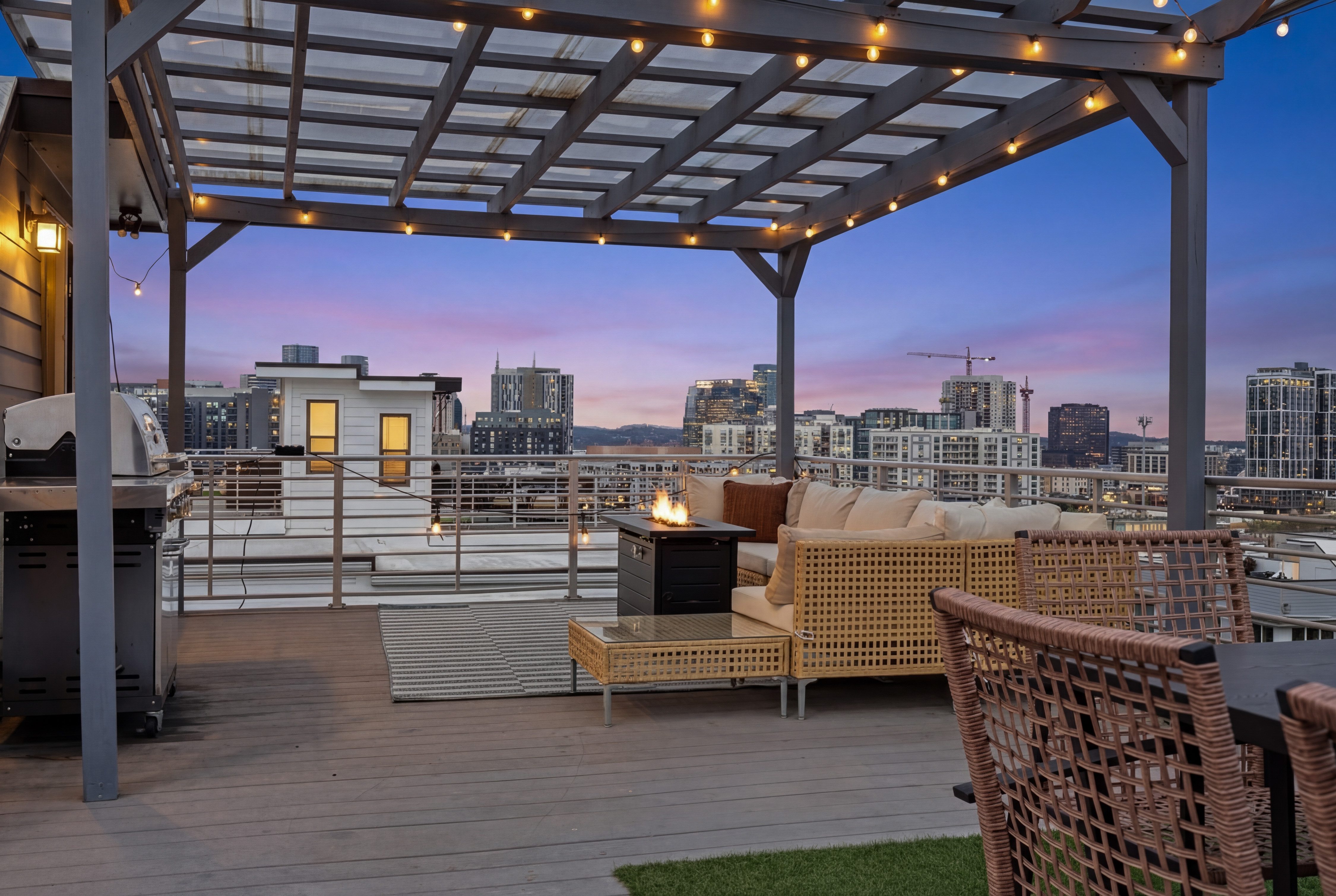 Rooftop Sauna & Fire Pit + Walk to BRDWY + 14 beds