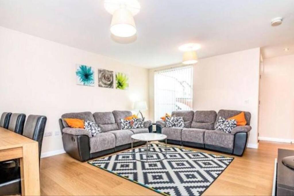 Very clean house - car parking - close to the city