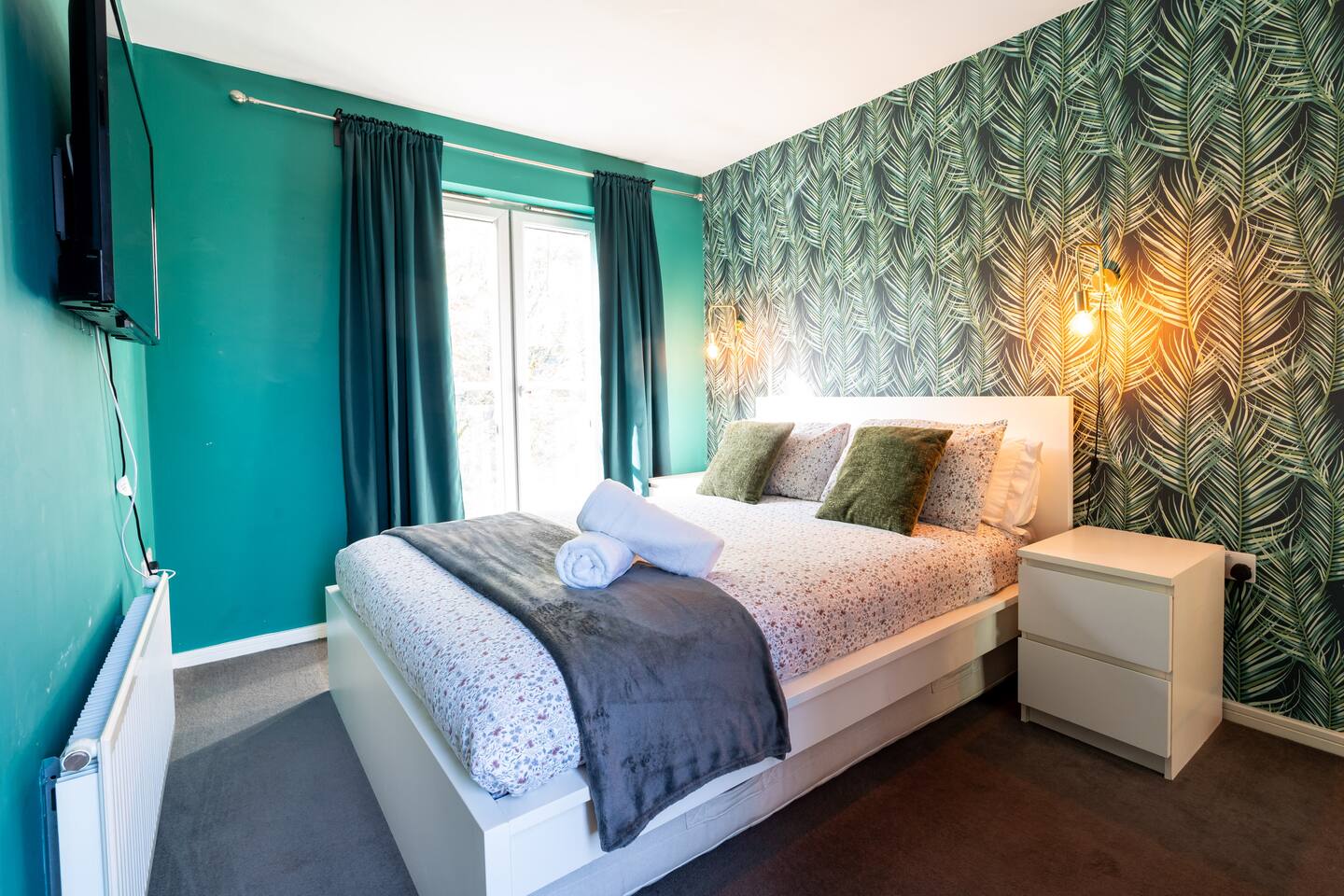 Cheerful 4-bedroom house with multiple car parking