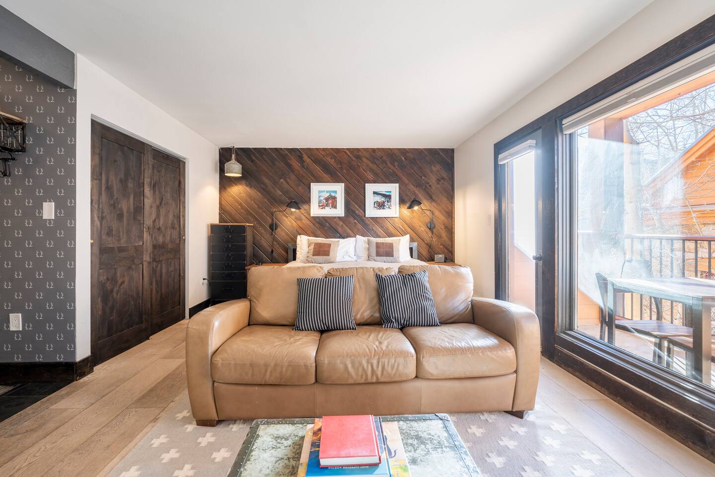 Hip and Cozy King Studio. In town. Across from Lifts.