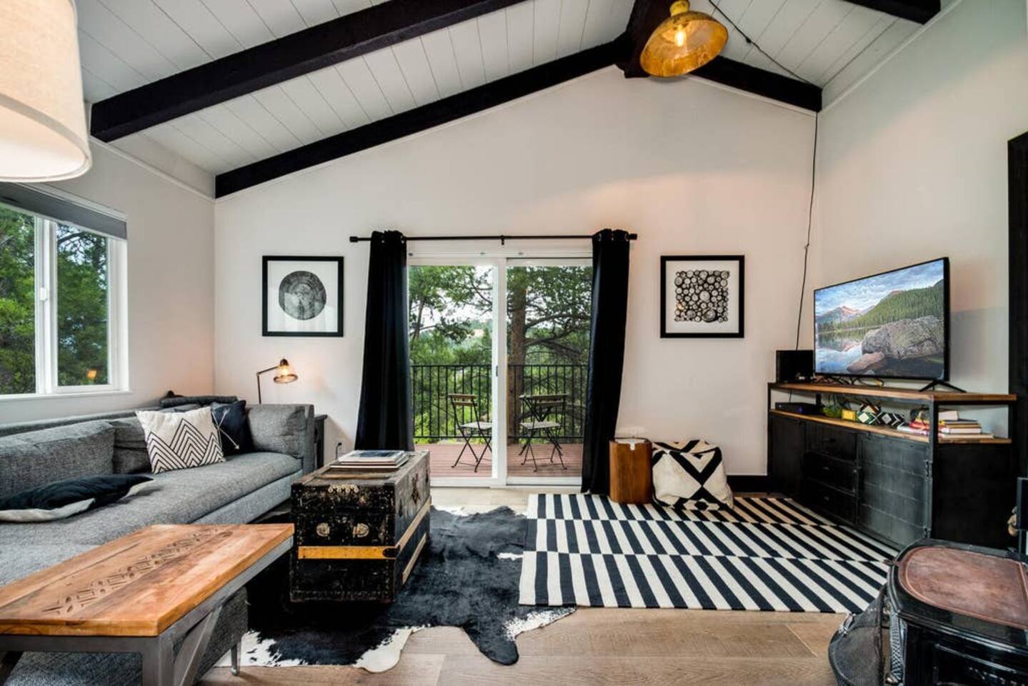 Stylish 2 Bedroom in Trees. On Free Bus Route