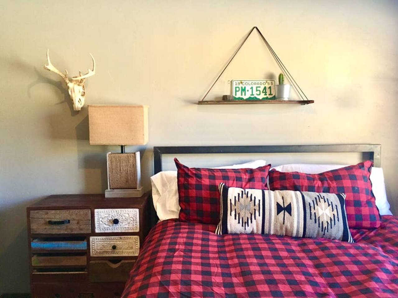 Gorgeous Views! Lakefront One Bedroom. Hip Decor.