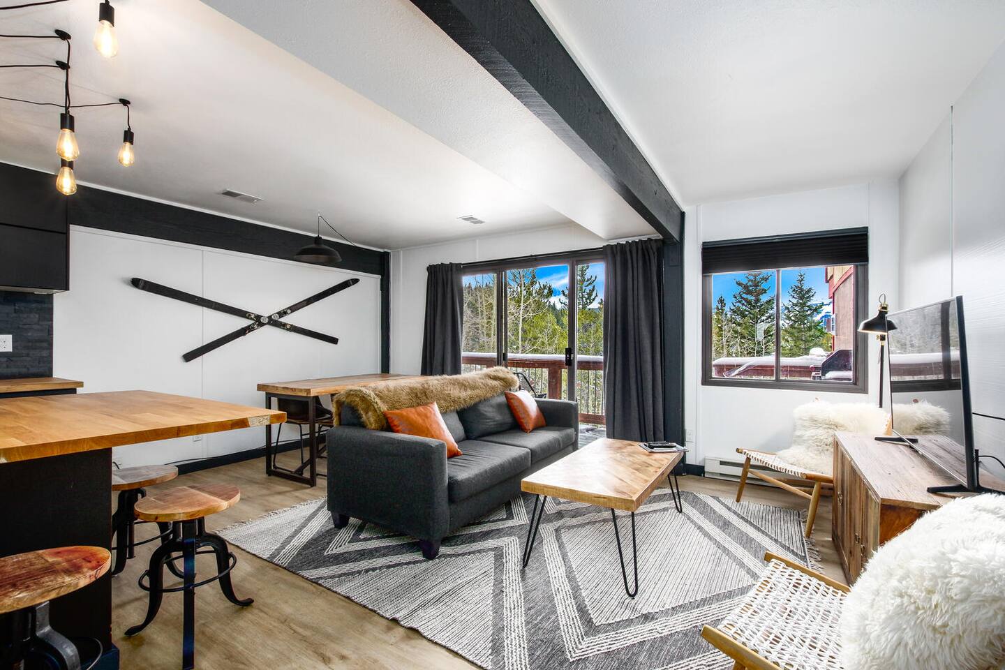 2 Bed. Free Bus to Town/Skiing. Sweet View!