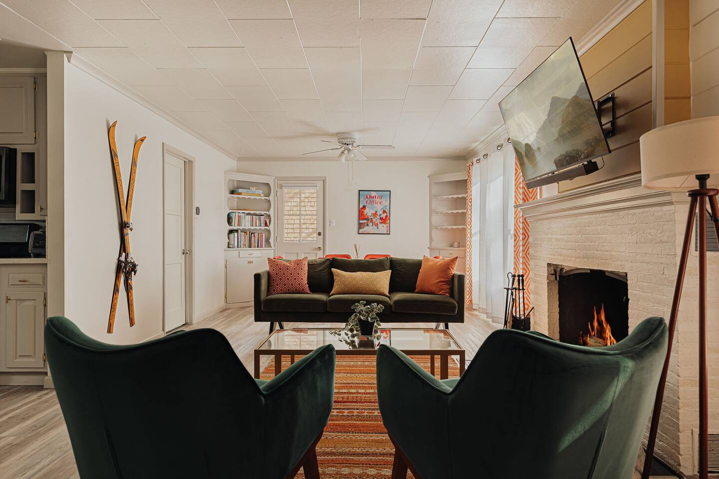 Gated Yard, Hot Tub, Colorful Single-Level Cabin