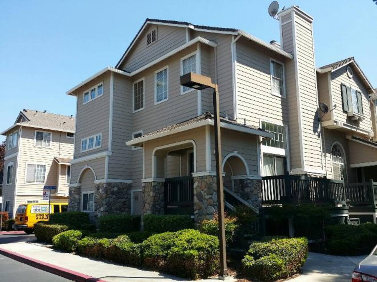 Stylish 3-Story Retreat • Close to Levi’s Stadium