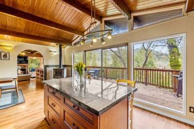 Russian River Wine Retreat: Hot Tub, BBQ,& Deck