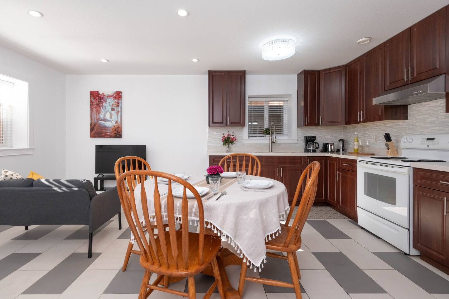 Bright 2BR Basement Close to Main Square