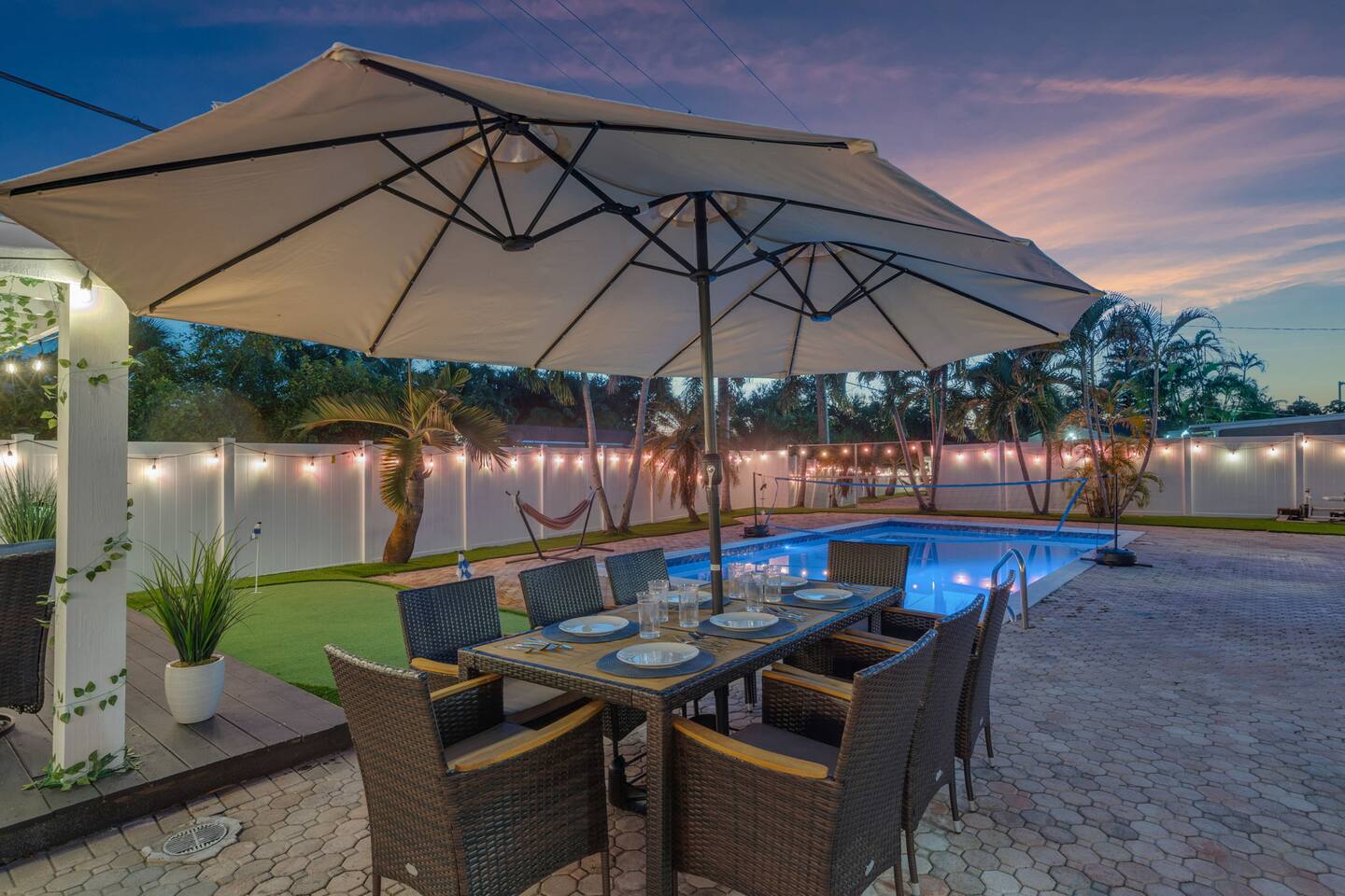 Near Beach|Airport|*LED Pool*|Hot Tub & Sand Court