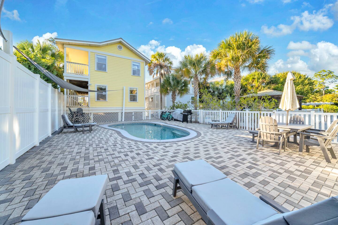 1 min Walk to Beach, Private Heated Pool, Bikes!