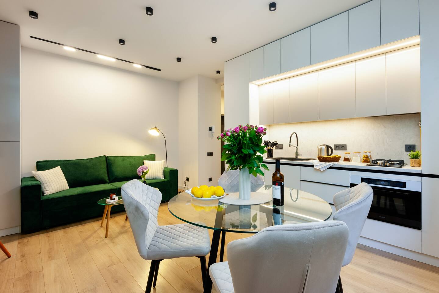 Bright & Cozy | Modern Twist | SelfCheckIn