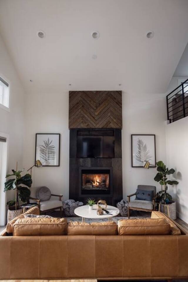 The Gateway Getaway- high ceilings, epic view