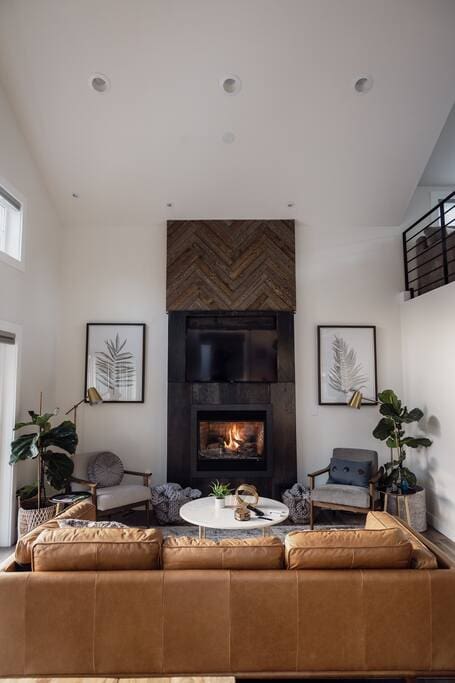 The Gateway Getaway- high ceilings, epic view