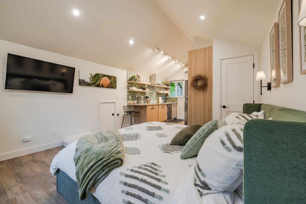 Cozy King Suite & Walk to Main Street