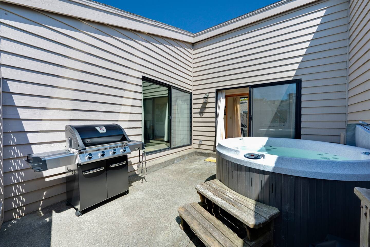 Private center courtyard with a spa and new gas grill. Access the courtyard from either the primary bedroom or hallway.