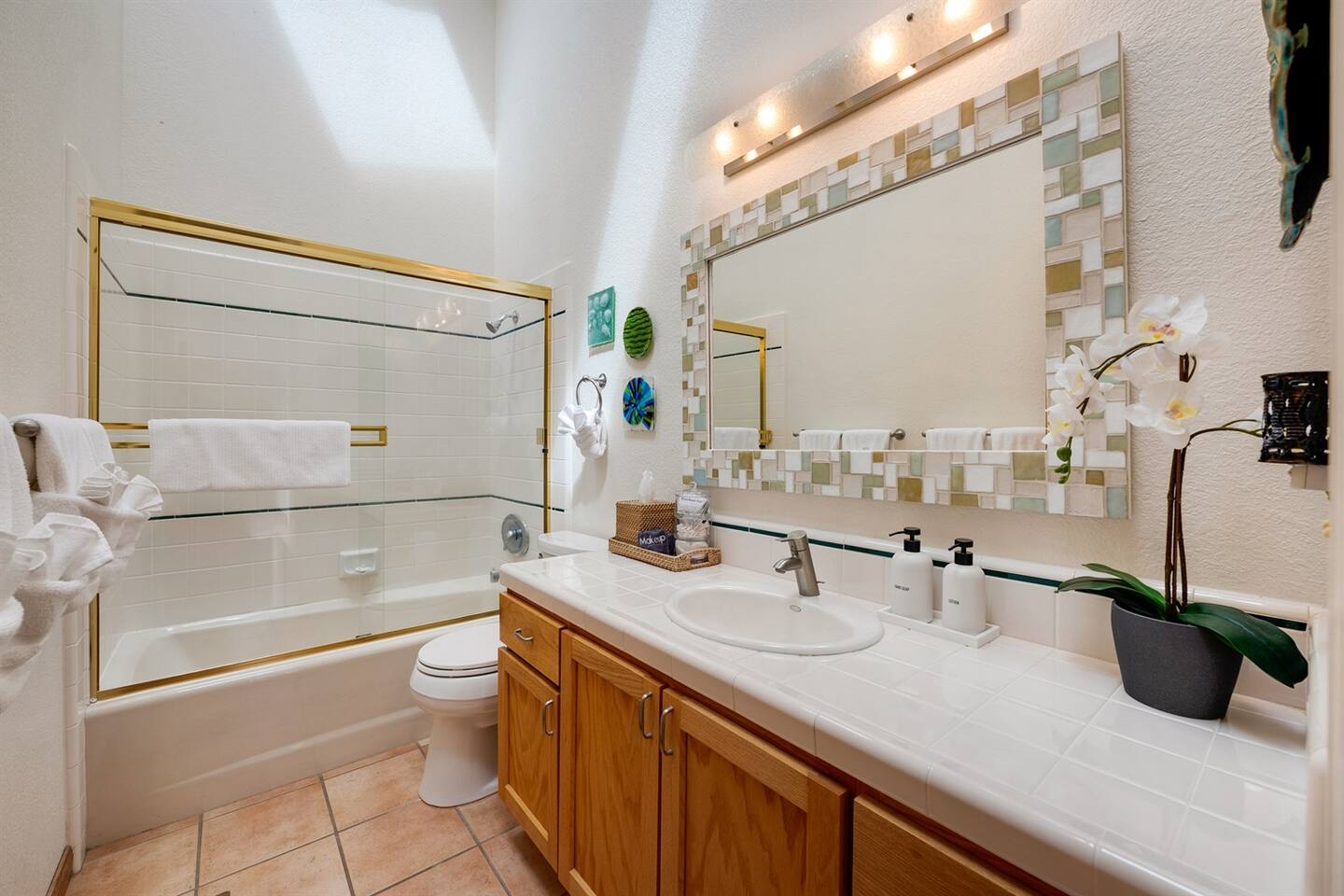 Hall bathroom with plenty of towels and amenities.