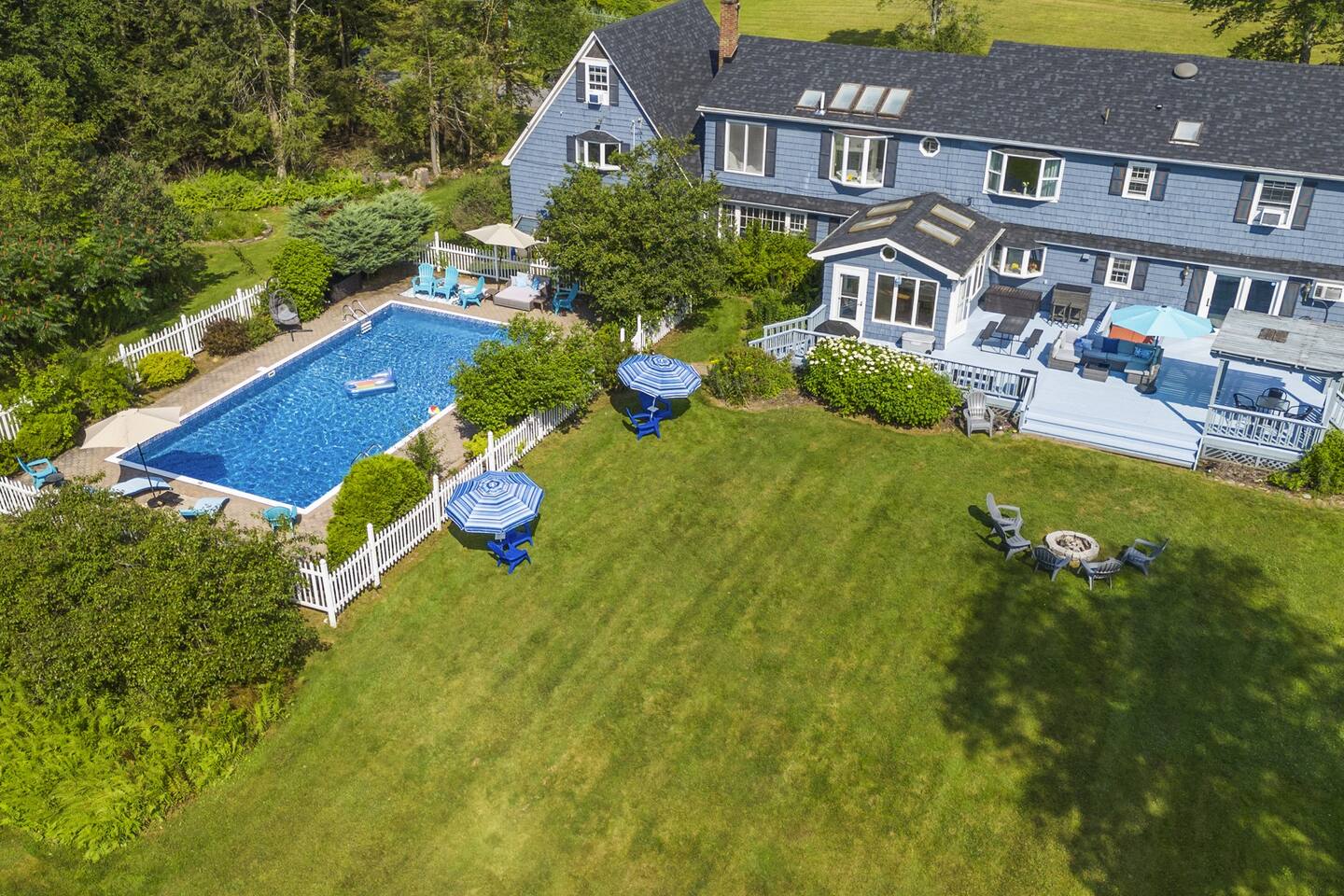 Pondview Manor - Spacious Farmhouse w/ Pond