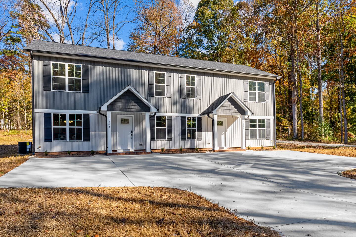 Stylish 6 bd/4.2bth Duplex, Charming Location!