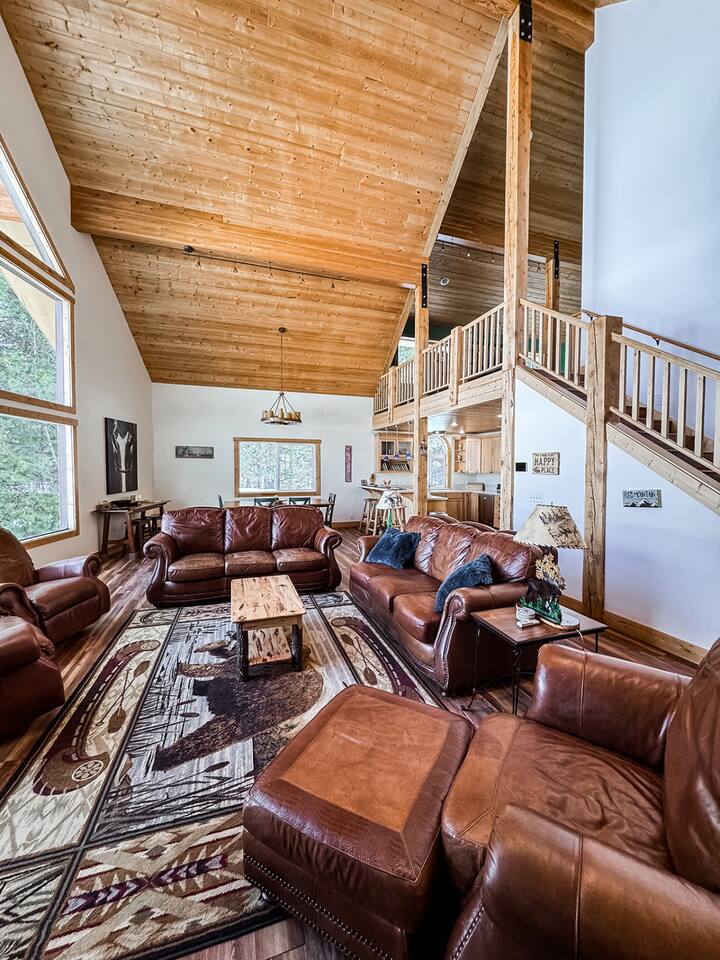 Treehouse Vibes HotTub, AC, steam shower, pets