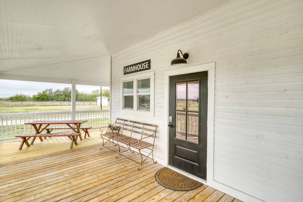 Fishing Pond| Luxury Farm Getaway! Mins to Brenham