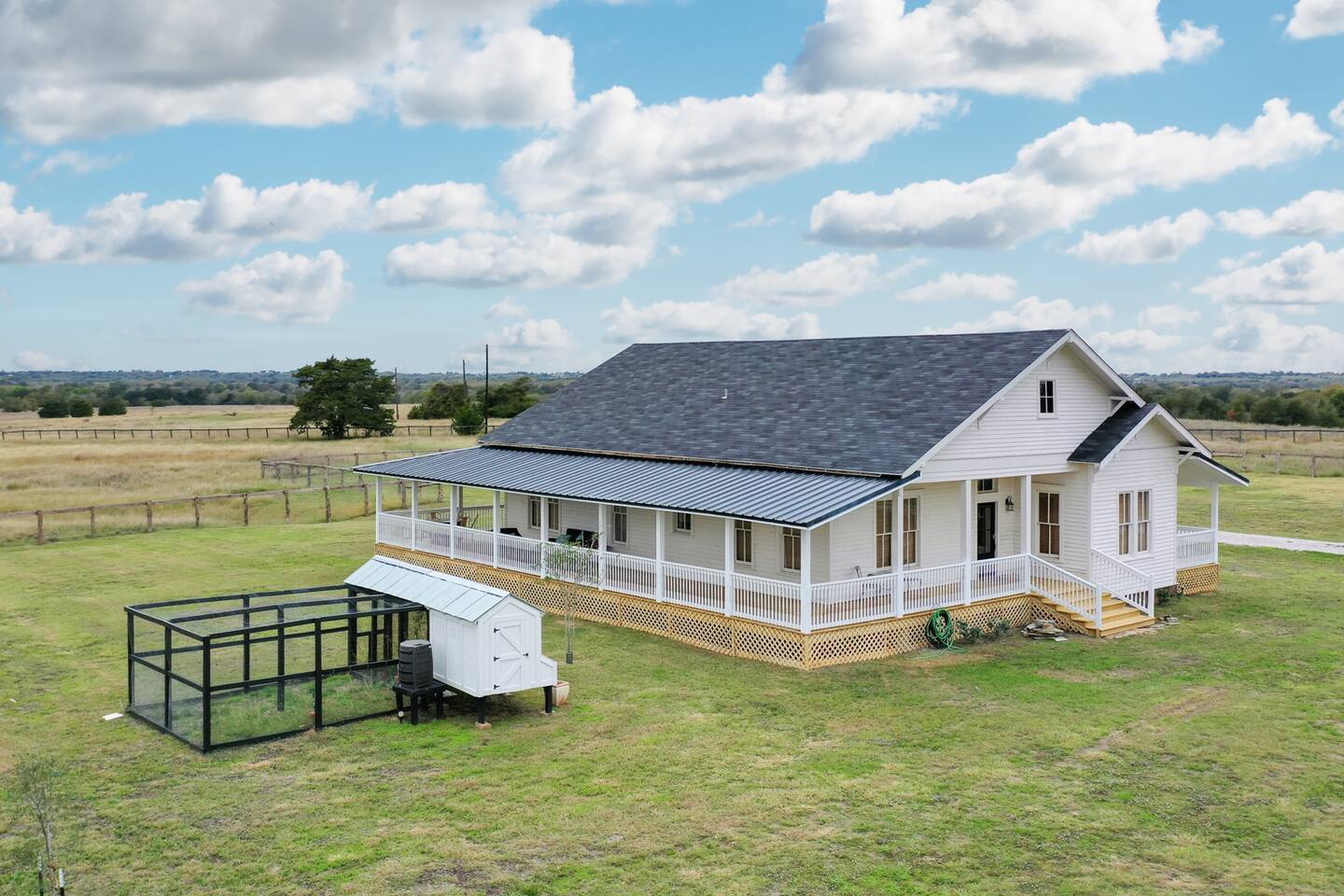 Brenham Lux Farm Getaway|Private Fishing Pond