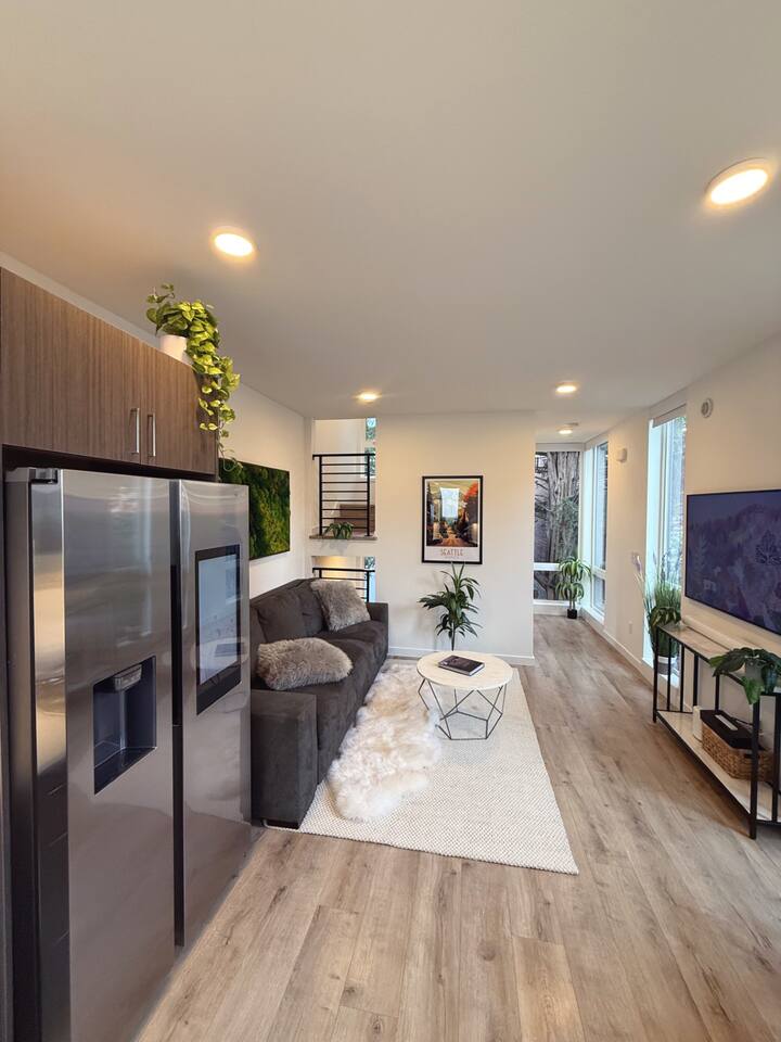 Capitol Hill Rooftop Hot Tub Close to Light Rail