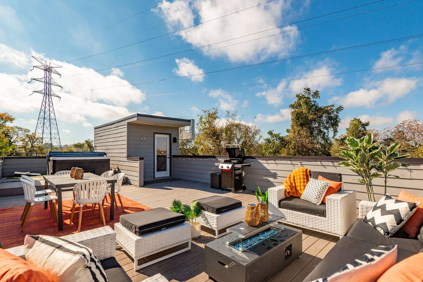 Hot tub, pool table, city view - NO BUNKS