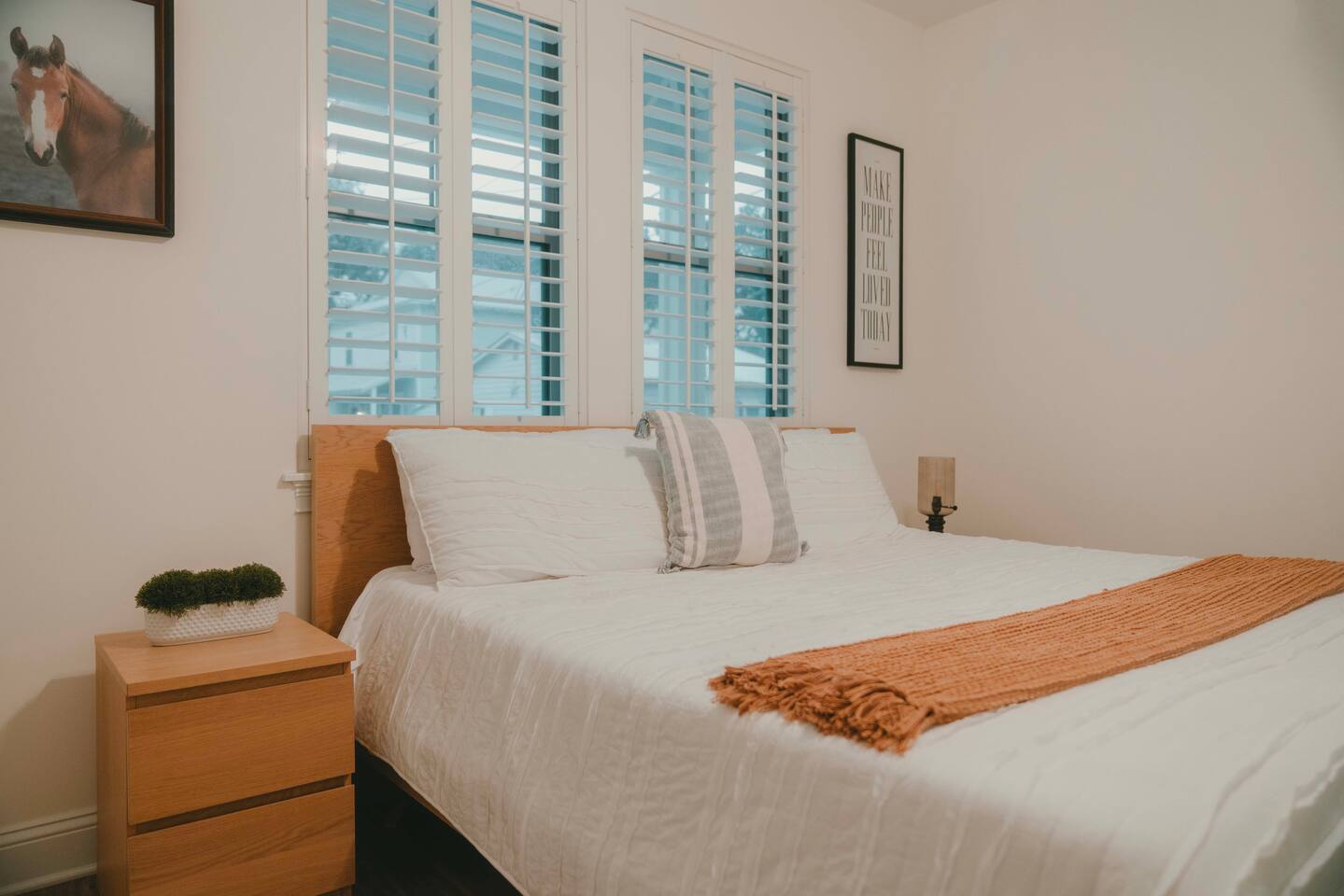 Romantic Couples Stay • Walk to Downtown