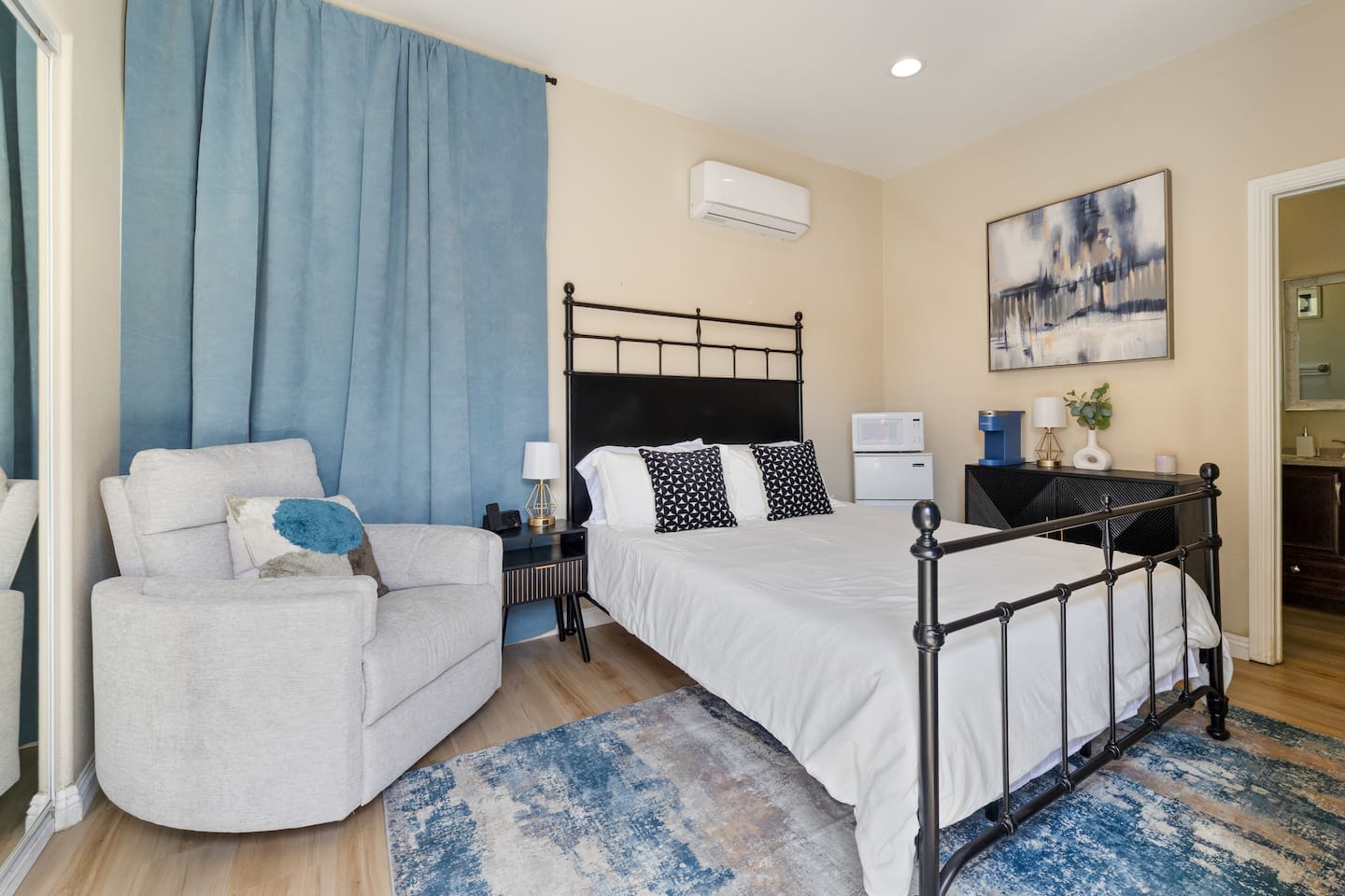 Cozy Remodeled Unit Near Beach and Disney