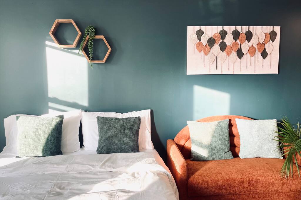 Studio. Steps to Kendall/MIT, Green Line & MGH