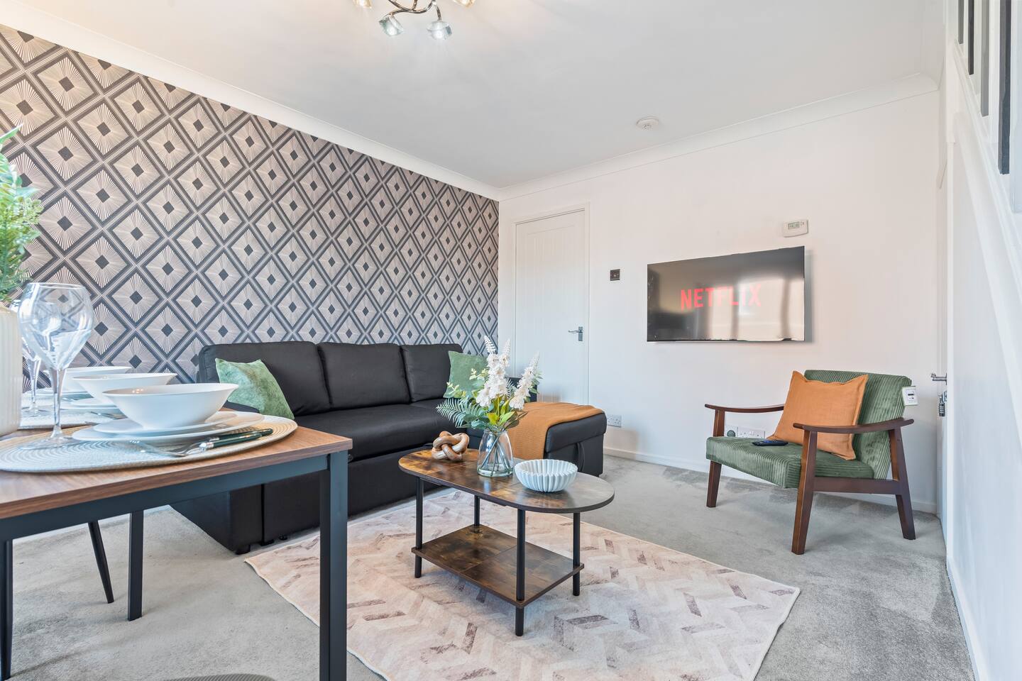 #77 Stylish Coventry home 2 bedroom parking