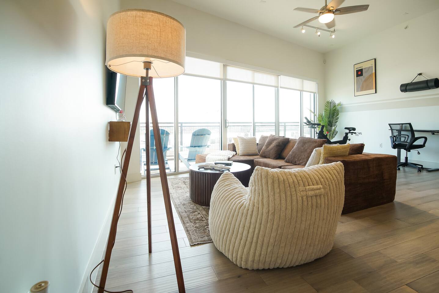 Spacious Contemporary Apartment Overlooking Dallas