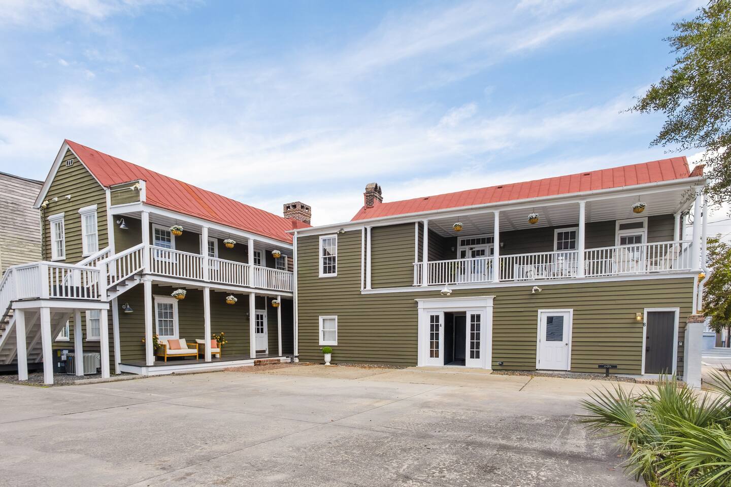 Stylish 4BR Downtown  CHS/ Walk to King + Parking