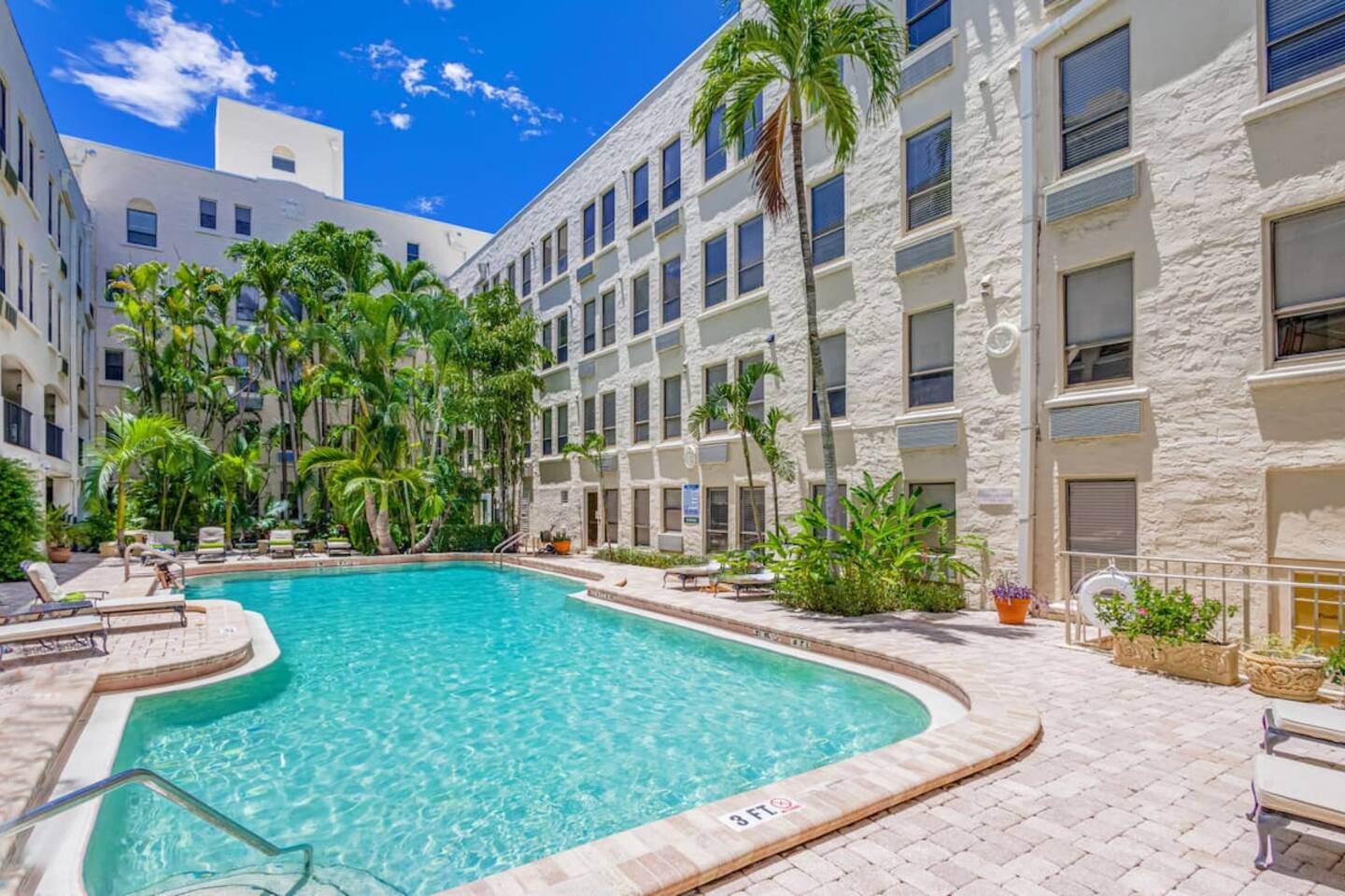 Palm Beach 1 Bedroom Condo Heated Pool Spacious