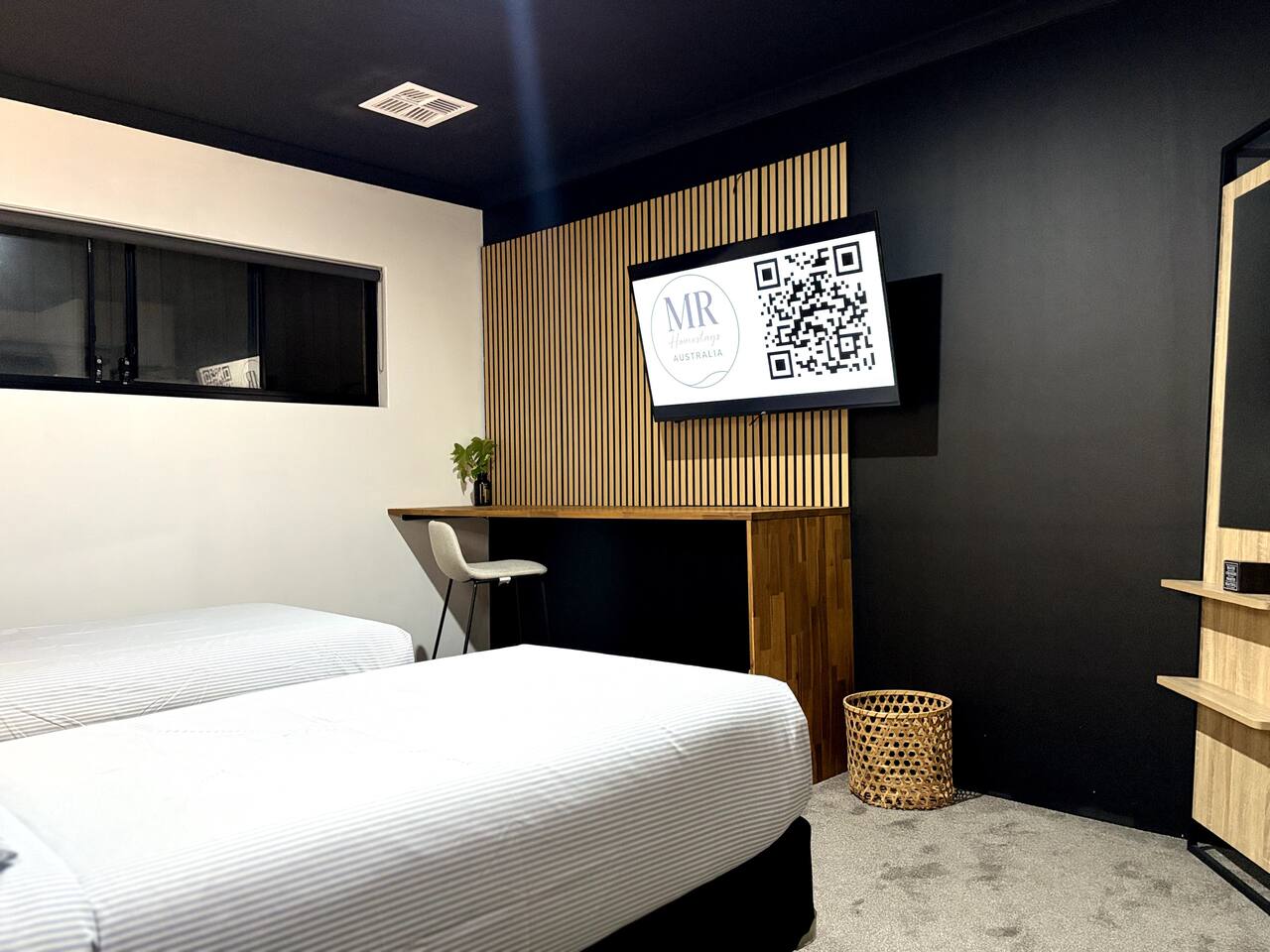 Modern King or Twin Room Near Airport & City
