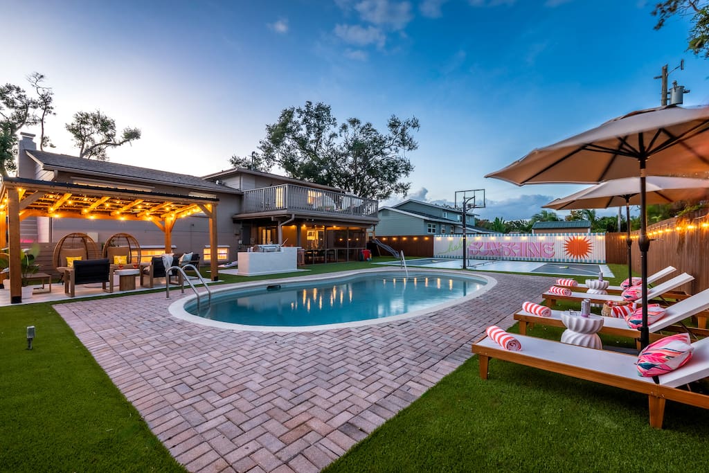 Karaoke ·Heated Pool ·Pickleball ·MiniGolf ·Cinema