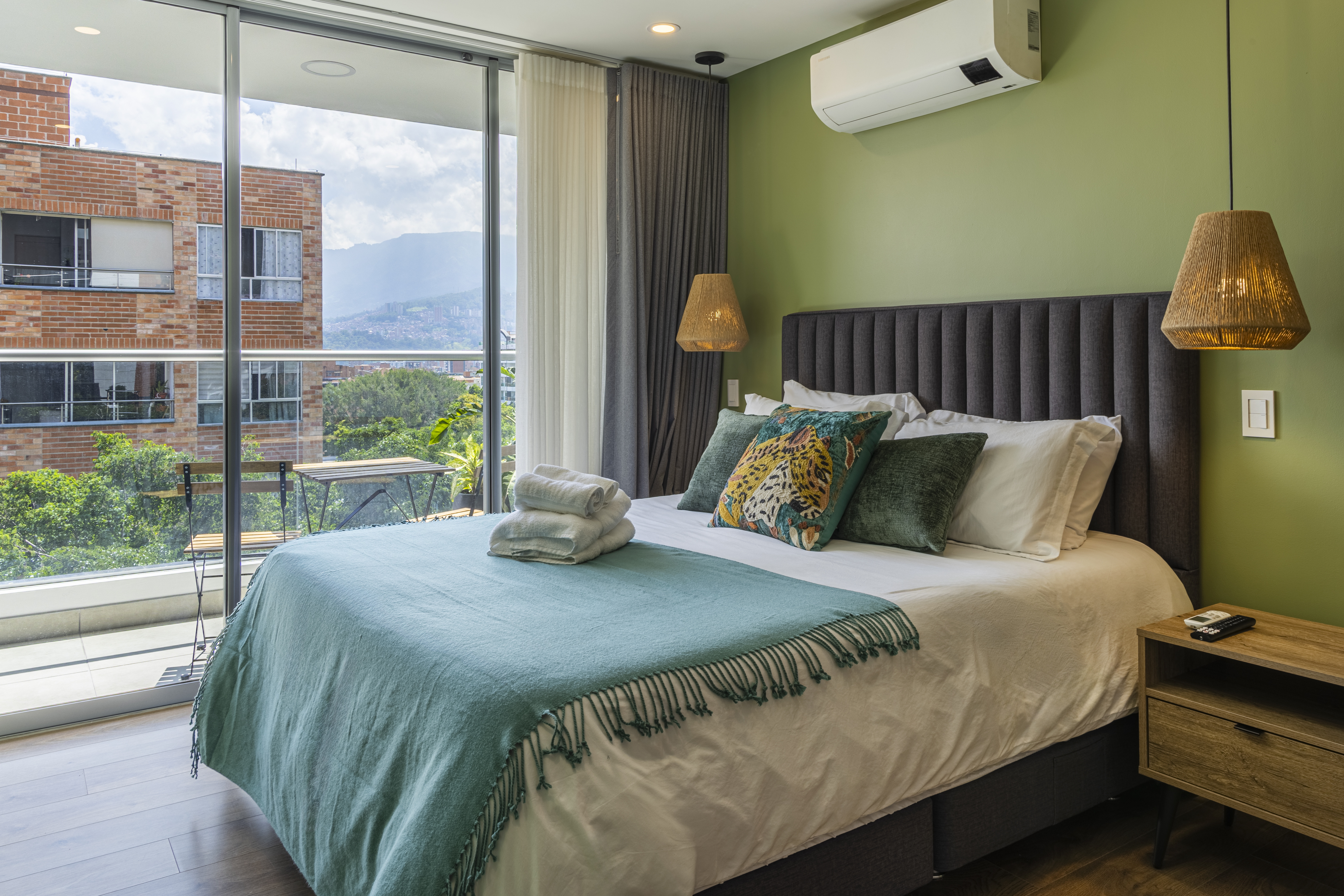 Central Laureles Apt w/ Great Views & 500MBPS WIFI