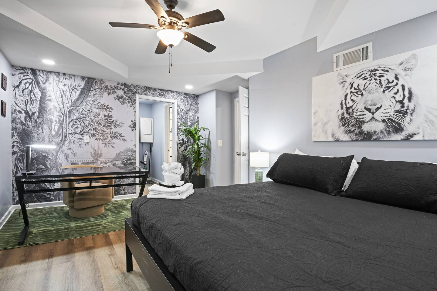 Japanese Jungle (Chic 1BR/1BA minutes to Airport)