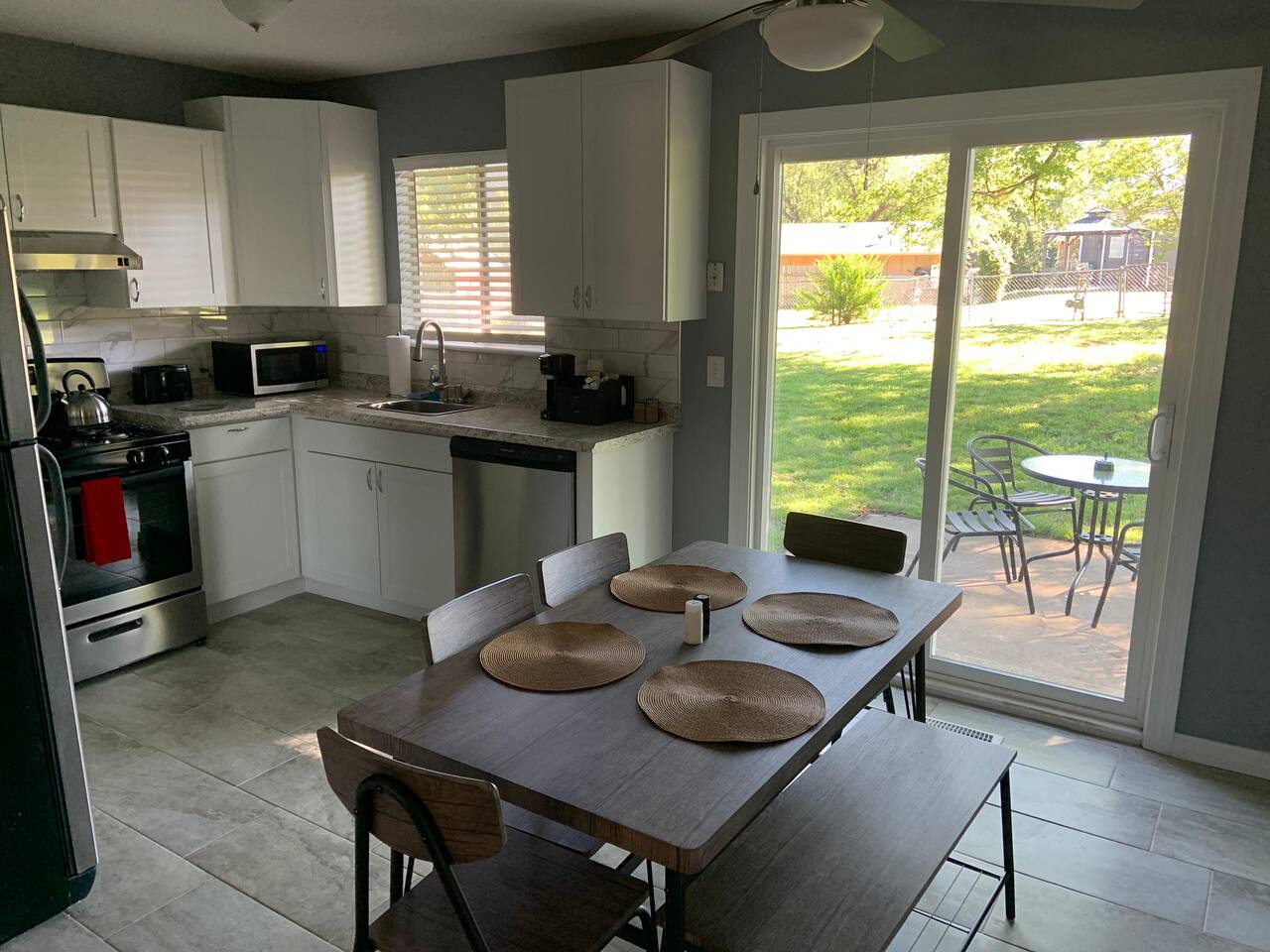 Tulsa whole home near Hard Rock Casino and I-44 with huge fenced yard. Pets allowed and no checkout chores.