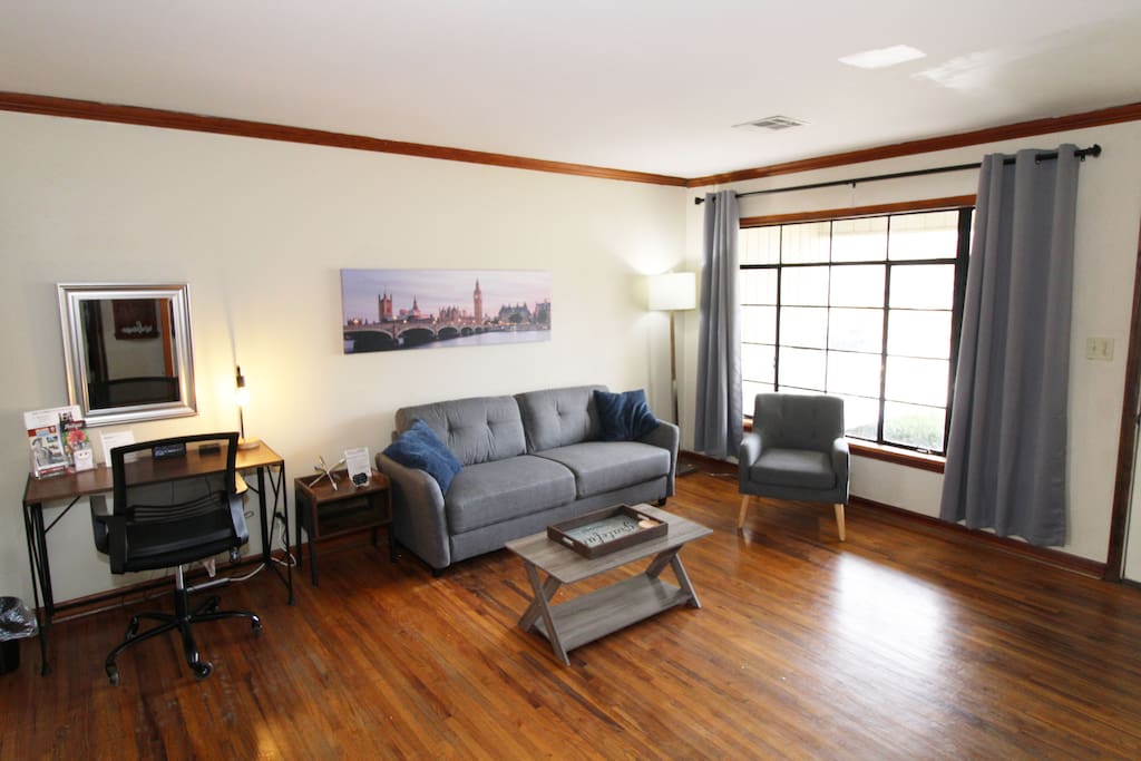 Tulsa home conveniently by Brookside and Riverside with large fenced yard.  Shopping, dining, and river trails.  Pets allowed