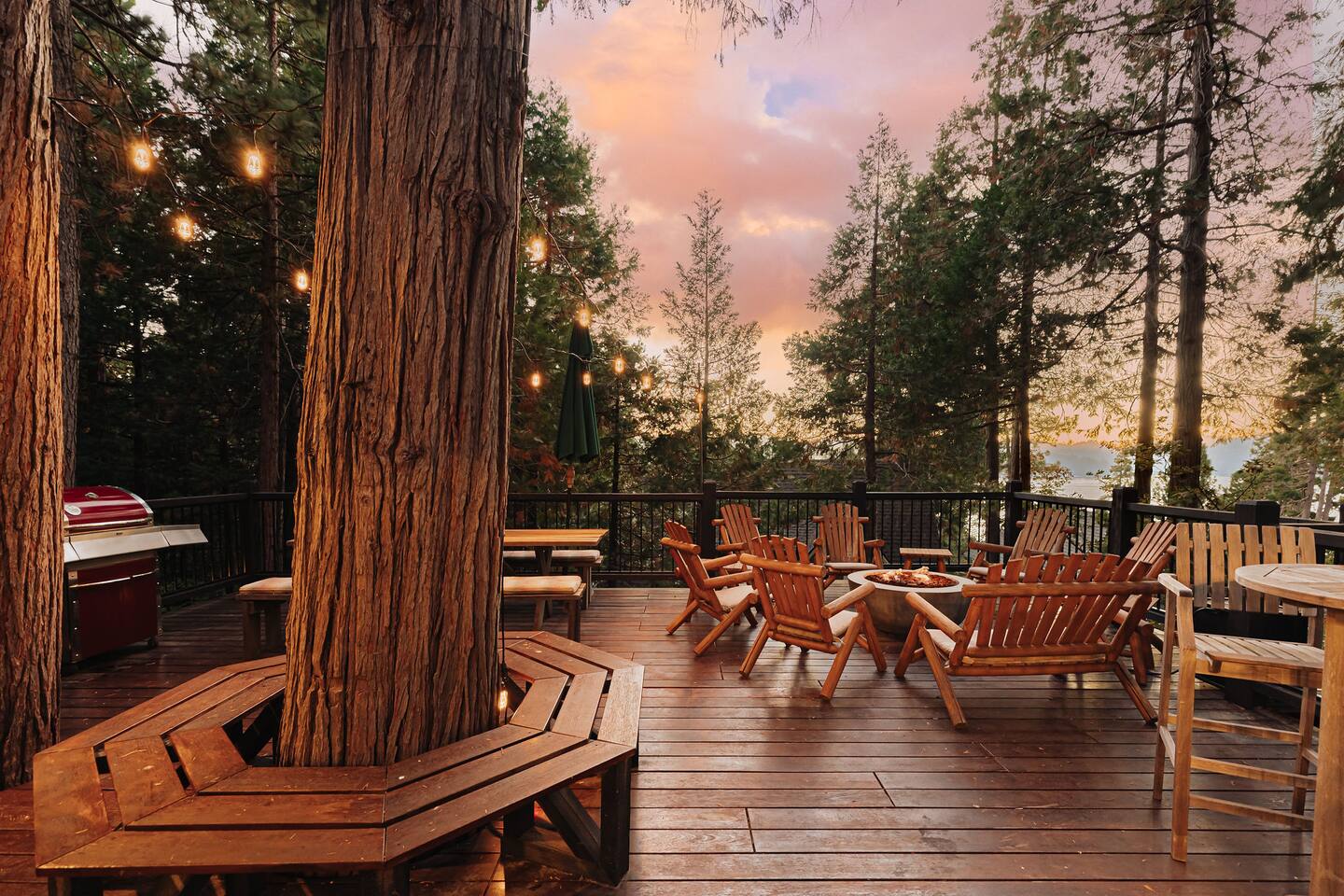 Charming Vintage Cabin, Walk to Lake & Views