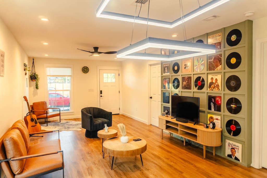 Cozy Downtown Cottage 10 Mins to Pcola Beach