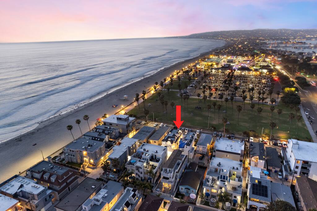 Luxe Ocean View Home w Parking -Sleeps20 -South MB